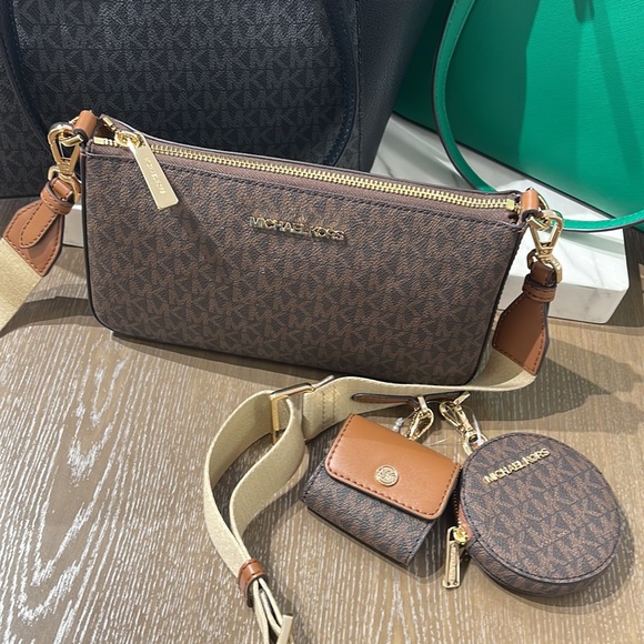 MICHAEL KORS
Jet Set Logo Crossbody Bag with Case for Apple Airpods Pro®
Brown - Picture 6 of 16